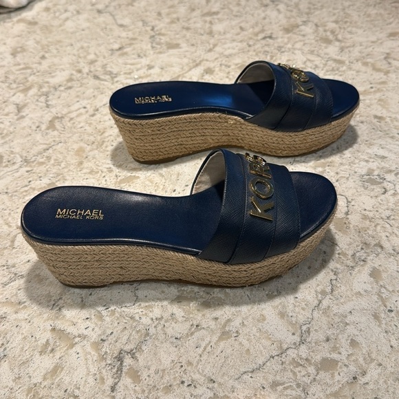 MICHAEL KORS~WOMENS~NAVY~
ROUND TOE~SLIP ON SANDALS~WITH GOLD METAL LETTERS~BR - Picture 2 of 9